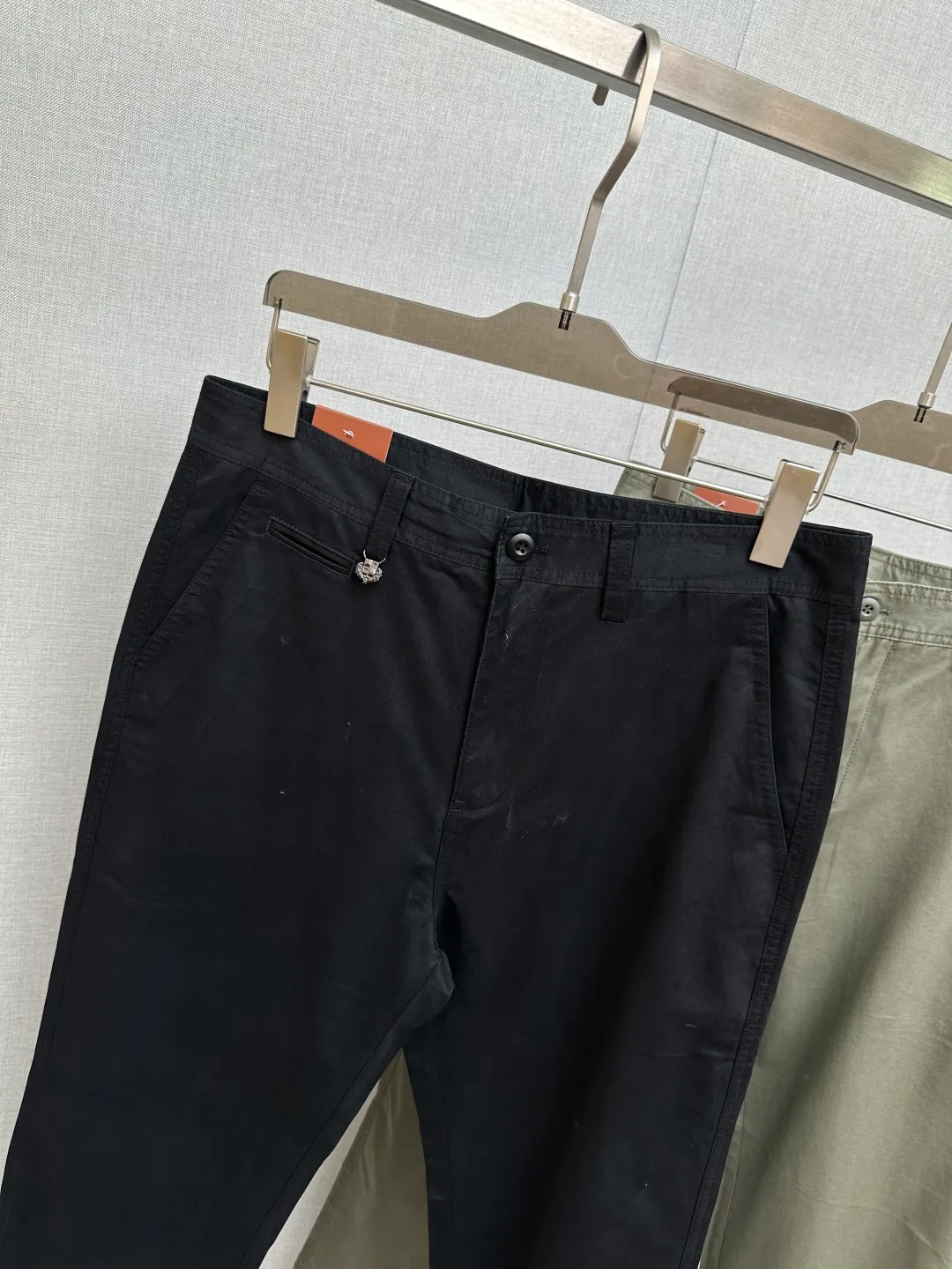LP spring and summer New Arrival casual trousers, available on the official website at the same time, unique design charm, very Premium, simple but not simple, a new model of ready-to-wear! The fabric is made of unique elastic spandex fabric, which feels smooth and soft, has texture, and has a strong vertical feeling. The upper body is smooth and not tight, and it has a stuffy feeling caused by direct ultraviolet rays. Leather logo design! The style is harmonious and unified, and the ultimate level of craftsmanship is achieved. The side has a very unique tailoring design style, which is very tasteful, exquisite and delicate, easy to wear and comfortable, showing sports vitality and exquisite details. Classic perfect fit design, showing fashionable vitality in daily casual life. Enhance men's charming style and become a Premium model. Size: 29-38
